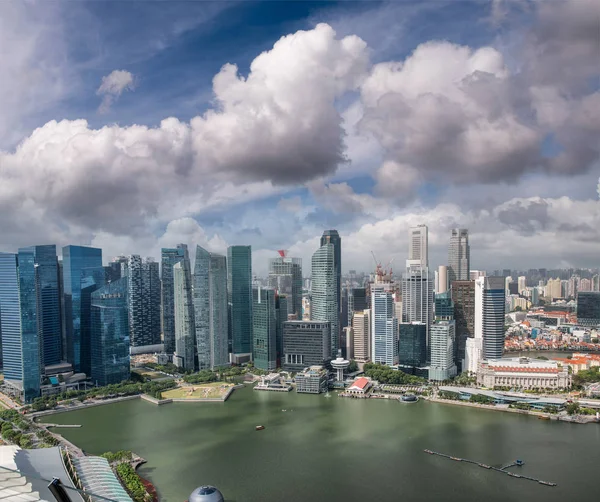 日落时分新加坡市中心摩天大楼的空中天际线 — 图库照片