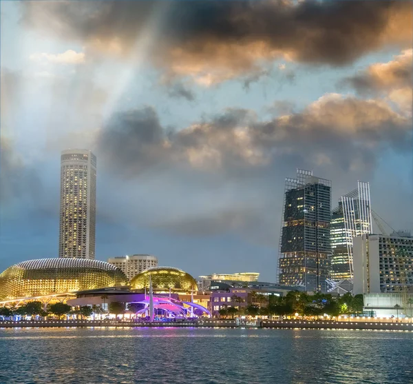 シンガポールの夜空。マリーナベイエリア沿いの建物 — ストック写真