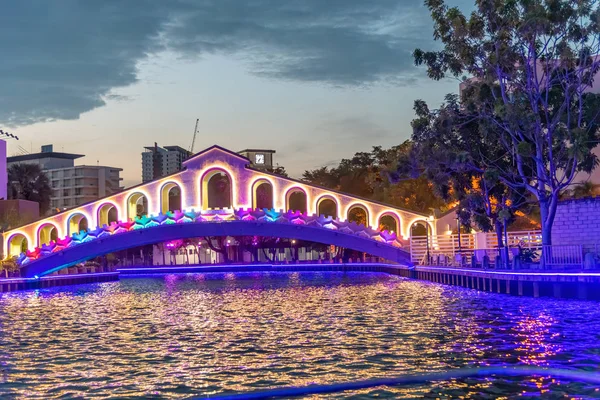 Vista soleada del río Melaka desde un crucero. Malacca Riv — Foto de Stock