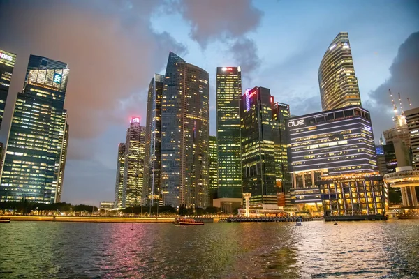 SINGAPORE - JANUARY 4, 2020: Cronômetro noturno e edifícios urbanos de — Fotografia de Stock