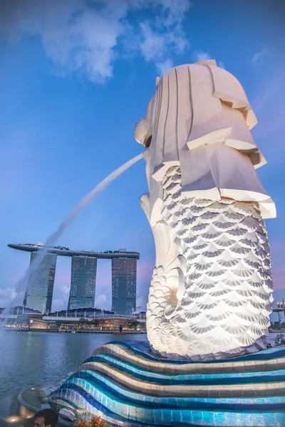 SINGAPORE - JANUARY 3, 2020: Merlion landmark and city skyscrape — стокове фото