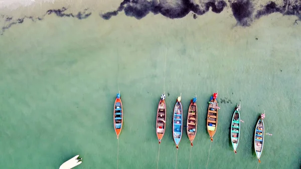 Kleurrijke houten boten bij de kustlijn — Stockfoto