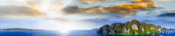 Monkey Beach panoramisch uitzicht vanuit de lucht, Phi Phi Eilanden, Thailand — Stockfoto