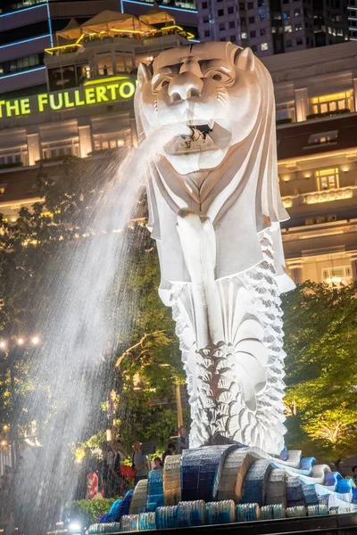 SINGAPORE - Június 3, 2020: Merlion a város szimbóluma, és i — Stock Fotó