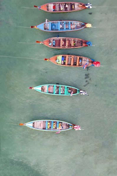 Dřevěné dlouhé ocasní čluny Thajska. Letecký pohled shora od dr. — Stock fotografie
