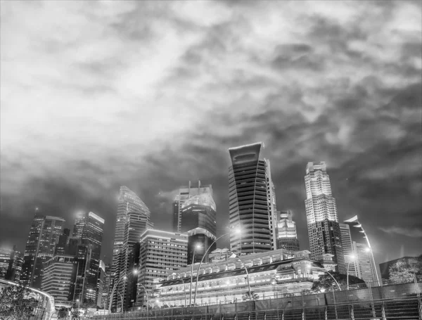 Vue nocturne de Singapour. Bâtiments le long de Marina Bay — Photo
