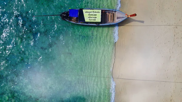 Long ουρά βάρκες κοντά σε μια παραλία της Ταϊλάνδης με κρυστάλλινα νερά o — Φωτογραφία Αρχείου