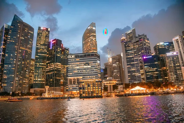 SINGAPORE - JANUARY 4, 2020: Night skyline and city buildings of — Stock Photo, Image