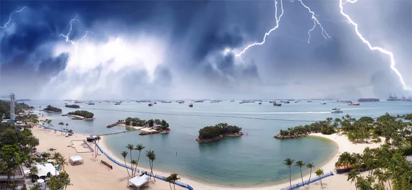 Sentosa, Singapur. Vista panorámica de la playa de Siloso durante todo el año —  Fotos de Stock