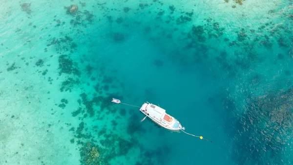 Boat anchored on the coral reef, aerial view from drone — Stock Photo, Image