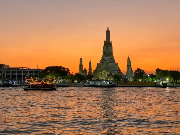 Wat Arun et Chao Phraya au coucher du soleil, Bangkok — Photo