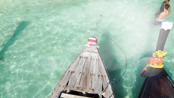 PHI PHI DON, THAILAND - DECEMBER 2019: Turister i vattnet med — Stockfoto