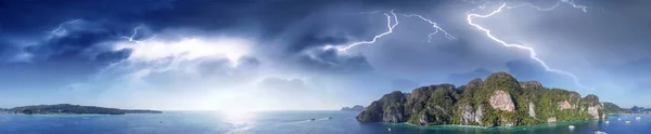 Bela costa de Phi Phi Don durante uma tempestade, Tailândia aérea v — Fotografia de Stock