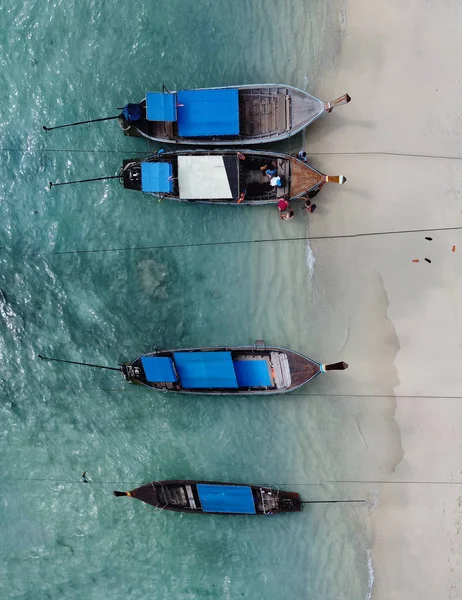 Thailand Long Tail und Speedboot thai am Strand von Phuket, beautifu — Stockfoto