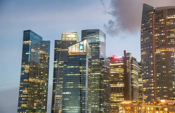 SINGAPORE - JANUARY 4, 2020: Night skyline and city buildings of — Stock Photo, Image