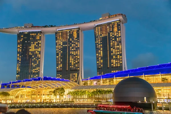 SINGAPUR - 3 de junio de 2020: Marina Bay Sands de noche con remolacha. — Foto de Stock