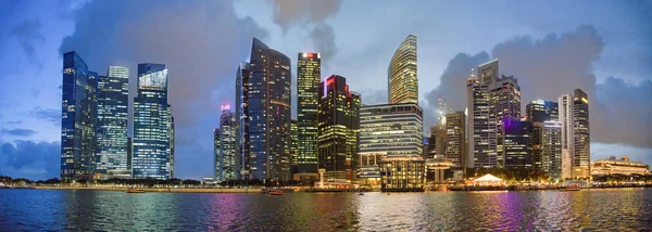 Cingapura horizonte noturno. Edifícios ao longo da área de Marina Bay — Fotografia de Stock