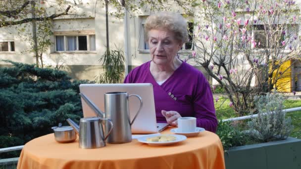 Nagranie Starszej Kobiety Wykonującej Rozmowę Wideo Laptopem — Wideo stockowe