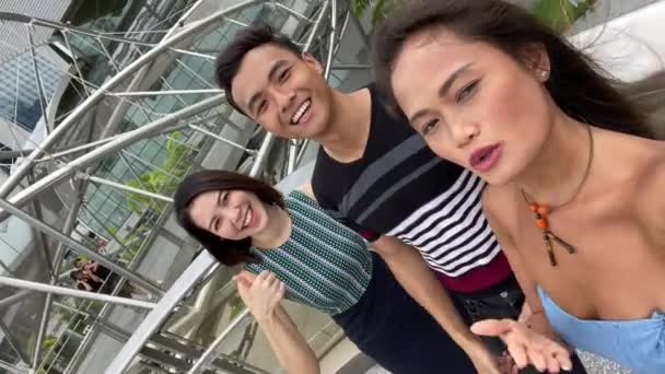 Materiał Filmowy Grupy Azjatyckich Przyjaciół Biorących Selfie Razem Ulicy Nowoczesnego — Wideo stockowe