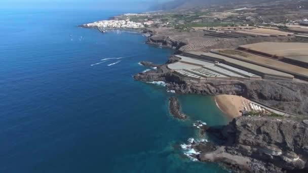 晴れた日の美しい海岸の風光明媚な空撮 — ストック動画