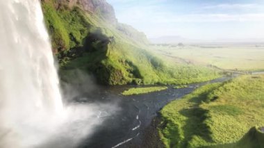 İzlanda, Avrupa 'daki Seljalandfoss şelalelerinin hava manzarası
