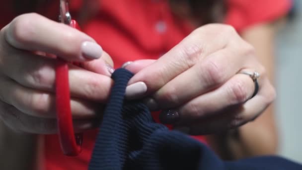 Séquences Recadrées Femme Avec Ciseaux Tissu Coupe Robe — Video