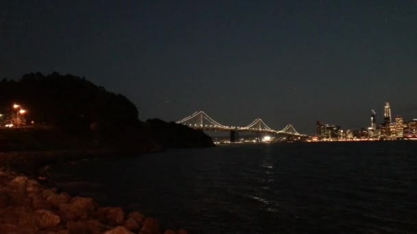 Imágenes Panorámicas Del Puente Iluminado Manhattan Por Noche — Vídeo de stock
