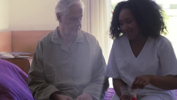 Aufnahmen Von Krankenschwester Die Sich Älteren Mann Altenheim Kümmert — Stockvideo