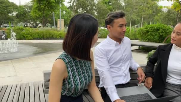 Grupo Feliz Asiático Empresarios Tener Conversación Juntos Aire Libre — Vídeo de stock