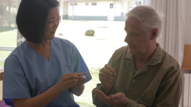 Záběry Ošetřovatele Starajícího Seniory Domově Důchodců — Stock video