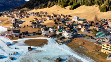 Sappada 'nın güzel dağlık manzarasının havadan görünüşü, İtalyan Do