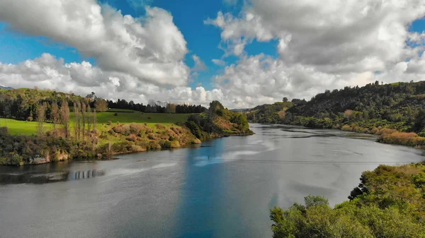 Vista aérea de impresionantes colinas y ríos con un hermoso cielo. — Foto de Stock