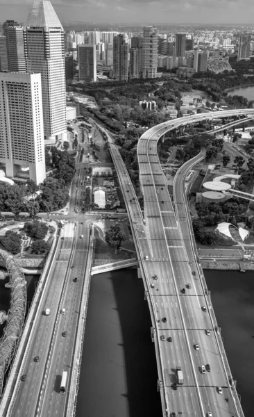 Şehir merkezindeki gökdelenlerin ve ana yol kesişimlerinin gökyüzü çizgisi. — Stok fotoğraf