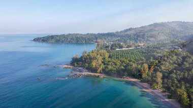 Orman ve tropikal deniz, İHA 'dan inanılmaz hava manzarası. Tatil