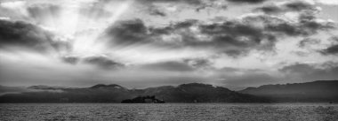 Alcatraz Adası ve San Francisco sahil şeridinin panoramik manzarası.