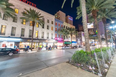 NEW ORLEANS, LA - 10 Şubat 2016: Geceleri şehir sokakları 