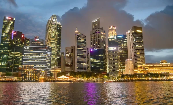 SINGAPUR - 3 de junio de 2020: rascacielos de la ciudad por la noche con remolacha. — Foto de Stock