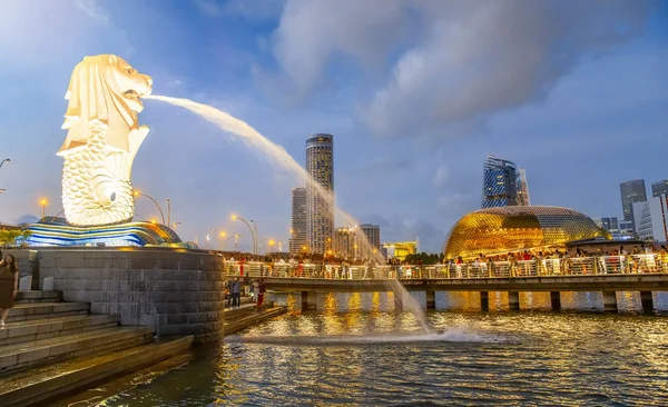 Merlion Singapore es el símbolo de la ciudad, situado en la zona de Marina Bay. —  Fotos de Stock