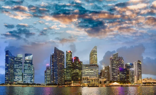 Singapur gece silueti. Marina Körfezi civarındaki binalar — Stok fotoğraf