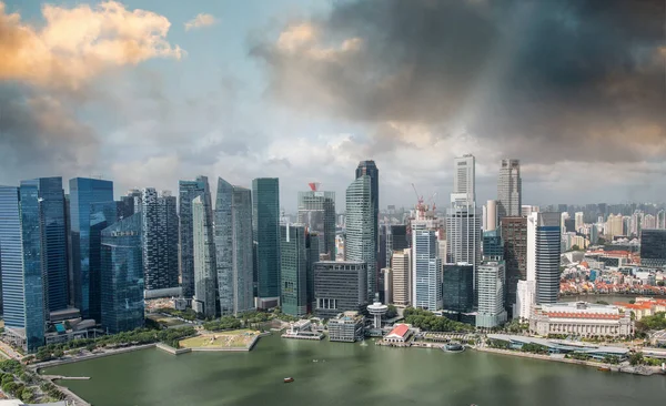 El horizonte aéreo de los rascacielos del centro de Singapur al atardecer. — Foto de Stock