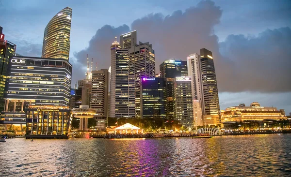 SINGAPORE - JANUARY 4, 2020: Cronômetro noturno e edifícios urbanos de — Fotografia de Stock