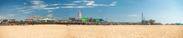 SANTA MONICA, CA - AUGUST 1, 2017: Panoramic view of city pier w — Stock Photo, Image