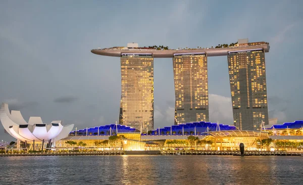 SINGAPORE - JANUARY 3, 2020：Marina Bay Sands towers and to — 图库照片