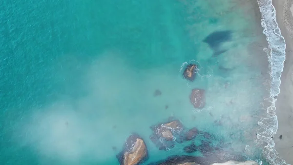 Erstaunliche Luftaufnahme von Tropical Beach mit Wald und Bergen — Stockfoto