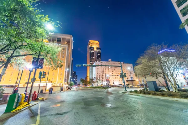 NEW ORLEANS, LA - 10. FEBRUAR 2016: Stadtstraßen bei Nacht mit — Stockfoto