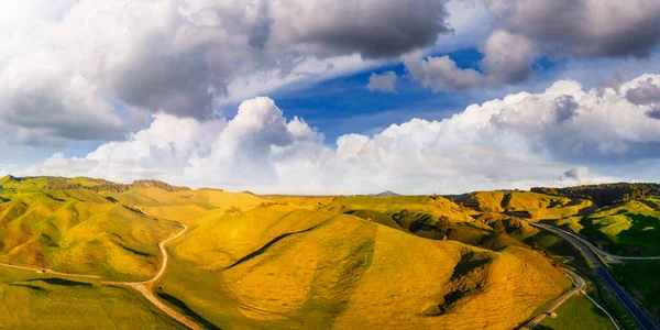 Vista aérea do Campo da Nova Zelândia. Colinas e vegetação — Fotografia de Stock