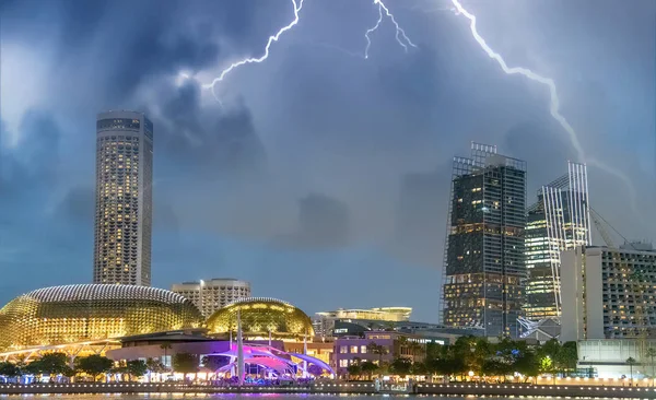 Noche tormentosa sobre el horizonte de Singapur, luces y tragaperras de la ciudad. — Foto de Stock