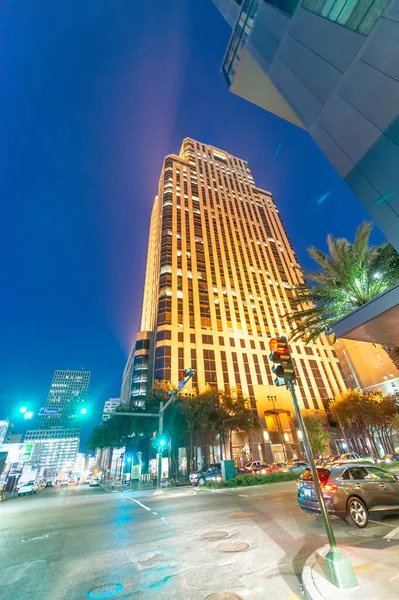 NEW ORLEANS, LA - FEBRUARY 10, 2016: City streets at night with — Stock fotografie