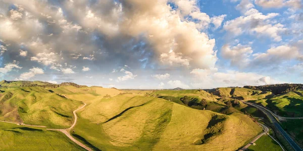 New Zealand Countryside aerial view. Hills and vegetation — Stock Photo, Image