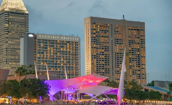 SINGAPUR - 3. JANUAR 2020: City-Wolkenkratzer bei Nacht mit Beau — Stockfoto